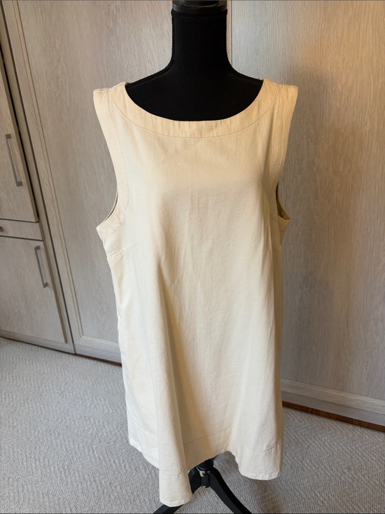 Banana Republic Dresses & Skirts - Classic Sleeveless Shift Dress in Cream